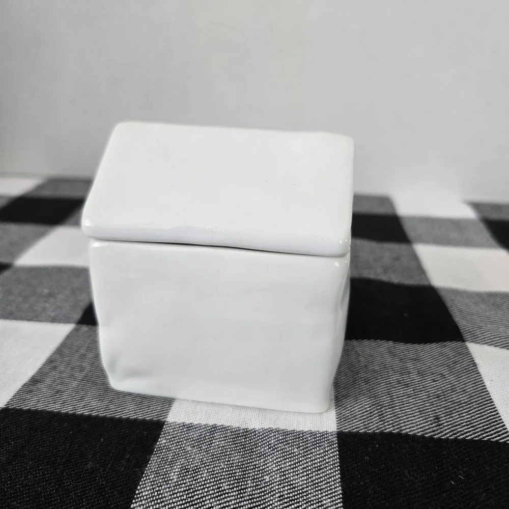 Fritz & Floyd Everyday White Porcelain Sugar/ Sugar Packet‎ Holder With Lid